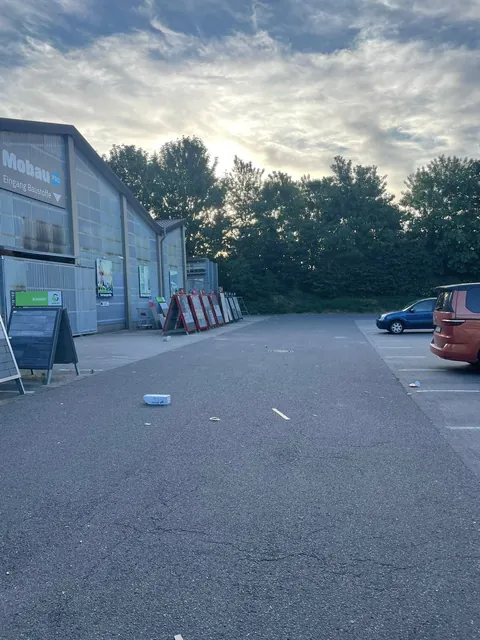 Foto vom Hof mit Parkplatz und Zufahrt